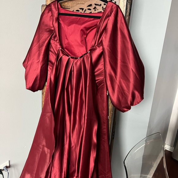 Elegant Burgundy Gown with Floral Embellishments - Picture 8 of 13